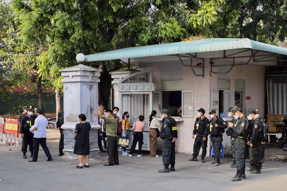 An ninh Tòa án được lực lượng an ninh siết chặt. (Ảnh: Hồng Giang/TTXVN)