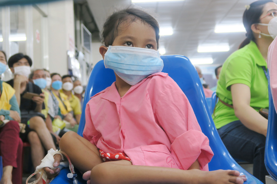 Một bệnh nhi tham dự Chương trình “Chủ nhật chia sẻ yêu thương.” (Ảnh: Đinh Hằng/TTXVN)