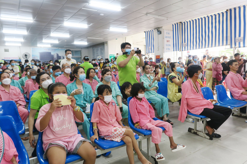 Qua 19 lần tổ chức, Chương trình “Chủ nhật chia sẻ yêu thương” đã phục vụ cắt tóc, gội đầu miễn phí cho 3.973 lượt người bệnh, thân nhân, cung cấp 2.290 suất ăn miễn phí, tặng 143 phần quà, 1.110 tranh chữ thư pháp và chụp ảnh chân dung cho 579 người bệnh. (Ảnh: Đinh Hằng/TTXVN)