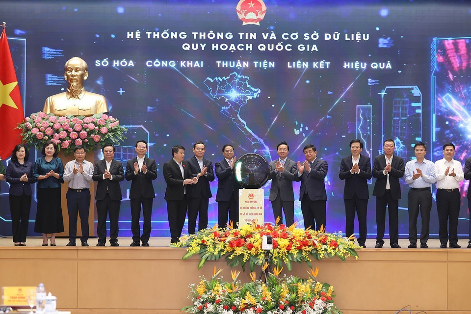 Thủ tướng Phạm Minh Chính và các đại biểu thực hiện nghi thức khai trương hệ thống thông tin và cơ sở dữ liệu quy hoạch quốc gia. (Ảnh: Dương Giang/TTXVN)