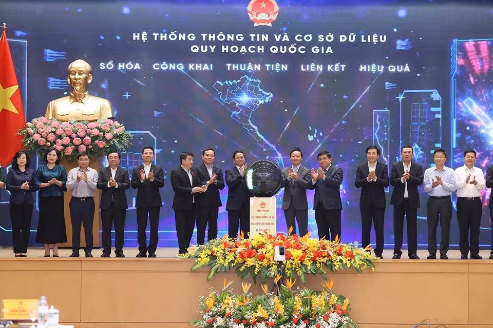 Thủ tướng Phạm Minh Chính và các đại biểu thực hiện nghi thức khai trương hệ thống thông tin và cơ sở dữ liệu quy hoạch quốc gia. (Ảnh: Dương Giang/TTXVN)
