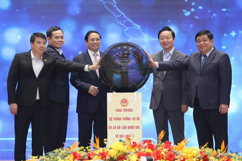 Thủ tướng Phạm Minh Chính và các đại biểu thực hiện nghi thức khai trương hệ thống thông tin và cơ sở dữ liệu quy hoạch quốc gia. (Ảnh: Dương Giang/TTXVN)