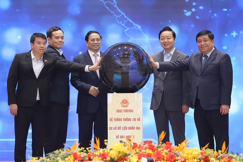 Thủ tướng Phạm Minh Chính và các đại biểu thực hiện nghi thức khai trương hệ thống thông tin và cơ sở dữ liệu quy hoạch quốc gia. (Ảnh: Dương Giang/TTXVN)