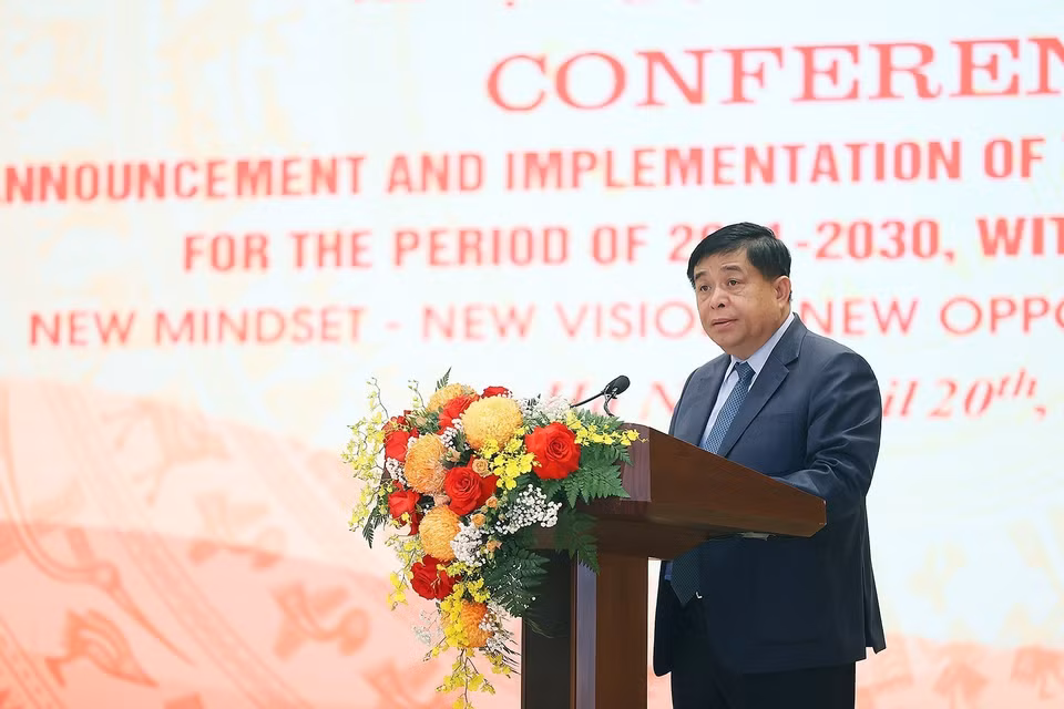Bộ trưởng Bộ Kế hoạch và Đầu tư Nguyễn Chí Dũng công bố nội dung chủ yếu Nghị quyết số 81/2023/QH15 của Quốc hội về Quy hoạch tổng thể quốc gia thời kỳ 2021-2030, tầm nhìn đến năm 2050. (Ảnh: Dương Giang/TTXVN)