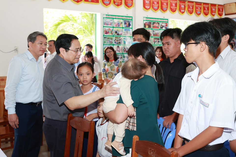 Thủ tướng Phạm Minh Chính thăm, động viên trẻ em Làng trẻ em SOS Nha Trang. (Ảnh: Dương Giang/TTXVN)