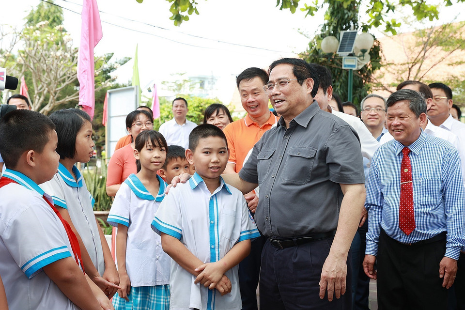 Thủ tướng Phạm Minh Chính trò chuyện với trẻ em Làng trẻ em SOS Nha Trang. (Ảnh: Dương Giang/TTXVN)
