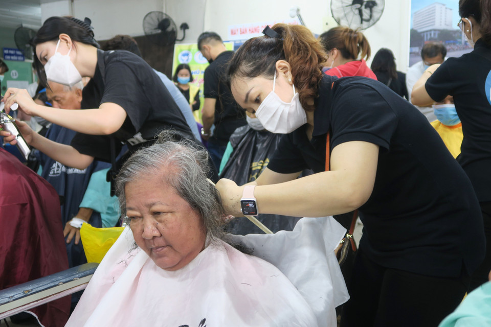 Cắt tóc, gội đầu miễn phí cho bệnh nhân tại Chương trình “Chủ nhật chia sẻ yêu thương.” (Ảnh: Đinh Hằng/TTXVN)