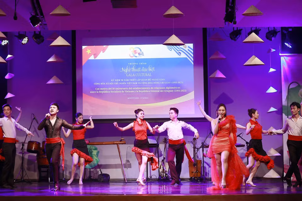 Một tiết mục biểu diễn tại Chương trình nghệ thuật kỷ niệm 30 năm thiết lập quan hệ ngoại giao Việt Nam-Uruguay (1993-2023). (Ảnh: Doãn Tấn/TTXVN) 