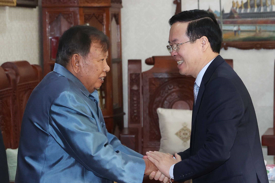 Chủ tịch nước Võ Văn Thưởng đến thăm nguyên Tổng Bí thư, Chủ tịch nước Lào Bounnhang Vorachith. (Ảnh: Thống Nhất/TTXVN)