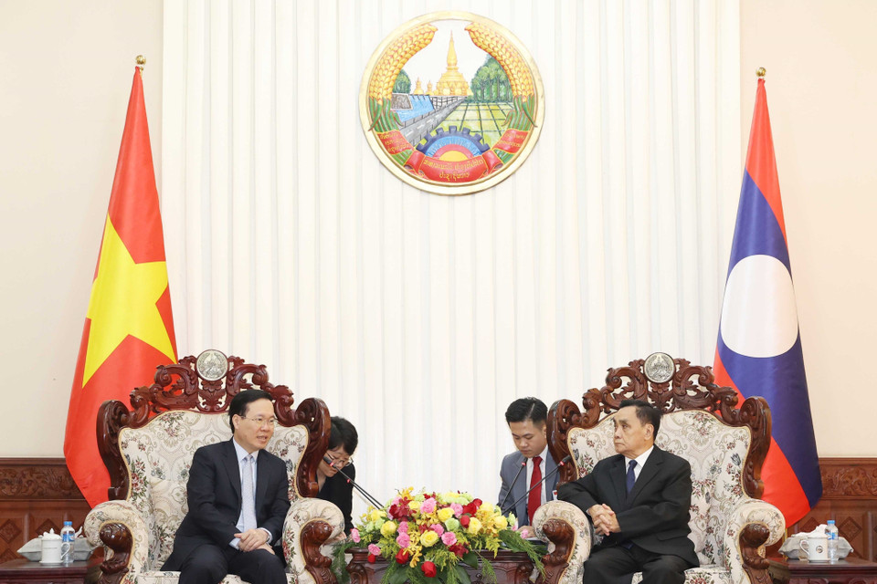 Chủ tịch nước Võ Văn Thưởng thăm nguyên Thủ tướng Lào Thongsing Thammavong. (Ảnh: Thống Nhất/TTXVN)