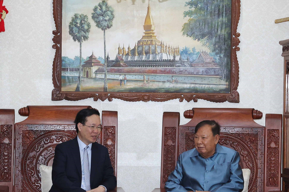 Chủ tịch nước Võ Văn Thưởng trò chuyện với nguyên Tổng Bí thư, Chủ tịch nước Lào Bounnhang Vorachith. (Ảnh: Thống Nhất/TTXVN)