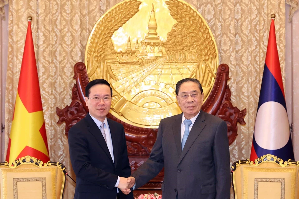 Chủ tịch nước Võ Văn Thưởng với nguyên Tổng Bí thư, Chủ tịch nước Lào Choummaly Sayasone. (Ảnh: Thống Nhất/TTXVN)