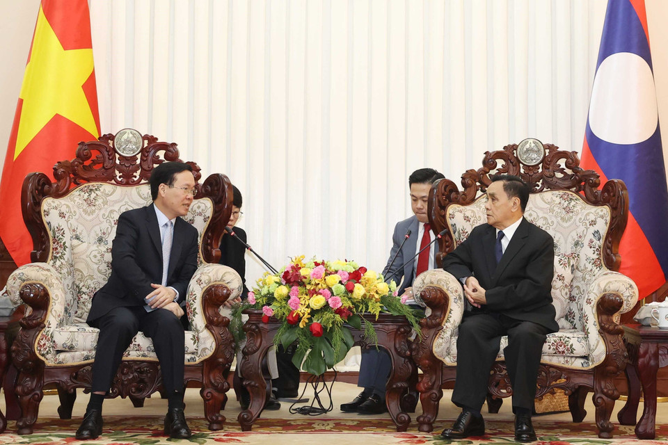 Chủ tịch nước Võ Văn Thưởng thăm nguyên Thủ tướng Lào Thongsing Thammavong. (Ảnh: Thống Nhất/TTXVN)