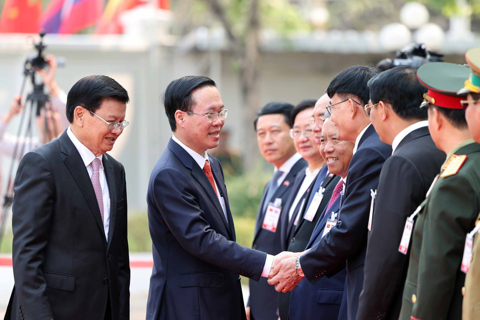 Chủ tịch nước Võ Văn Thưởng với các thành viên Đoàn đại biểu cấp cao Lào. (Ảnh: Thống Nhất/TTXVN)