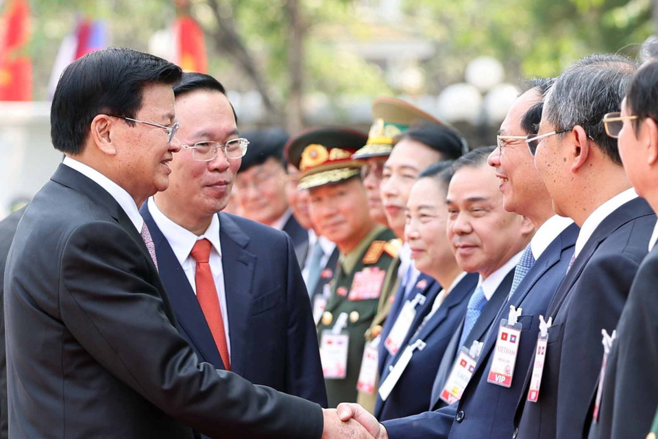 Tổng Bí thư, Chủ tịch nước Lào Thongloun Sisoulith với các thành viên chính thức Đoàn đại biểu cấp cao Việt Nam. (Ảnh: Thống Nhất/TTXVN)