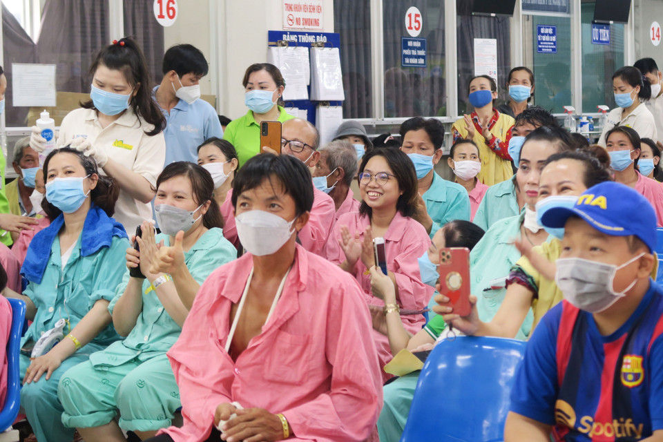 Hàng trăm bệnh nhân háo hức tham gia Chương trình “Chủ nhật chia sẻ yêu thương.” (Ảnh: Đinh Hằng/TTXVN)