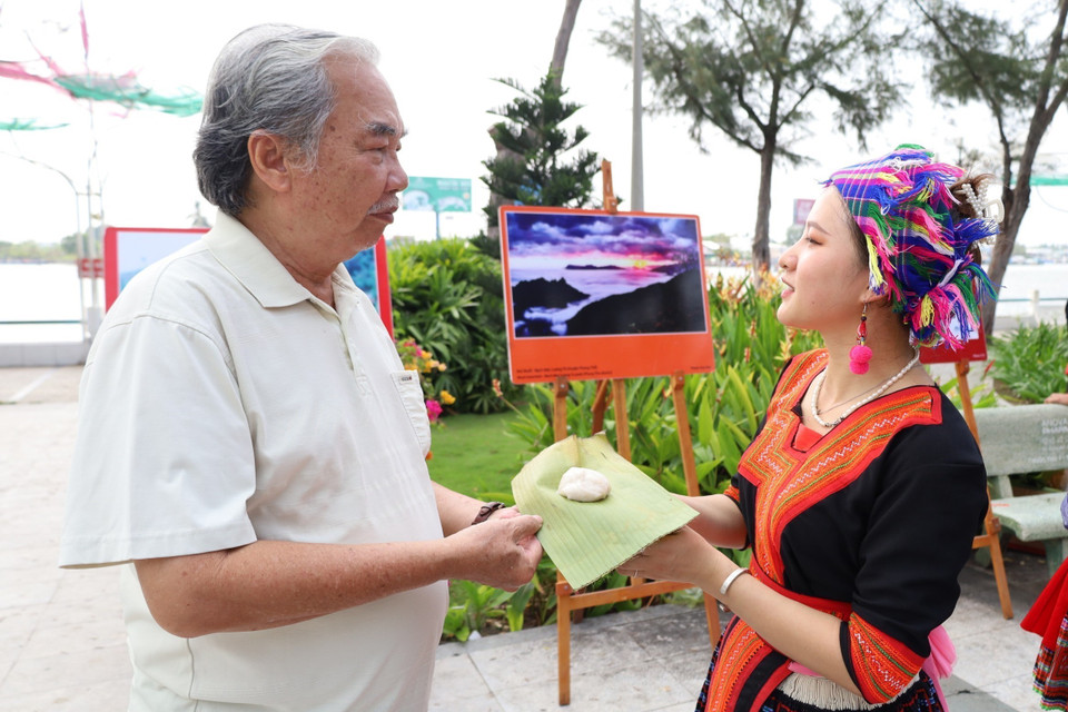 Giới thiệu ẩm thực đặc sắc của các dân tộc vùng Tây Bắc. (Ảnh: Ánh Tuyết/TTXVN)