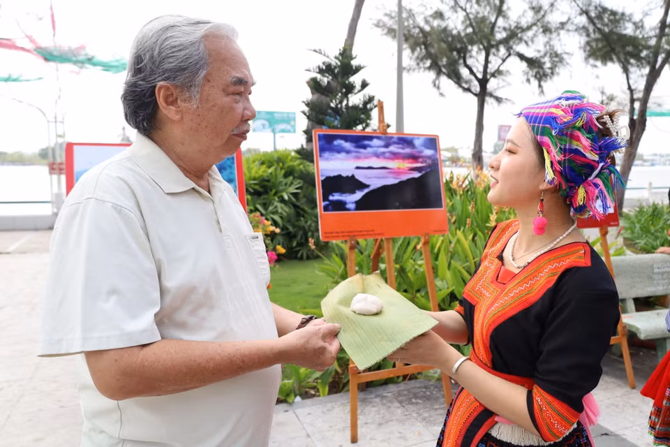 Giới thiệu ẩm thực đặc sắc của các dân tộc vùng Tây Bắc. (Ảnh: Ánh Tuyết/TTXVN)