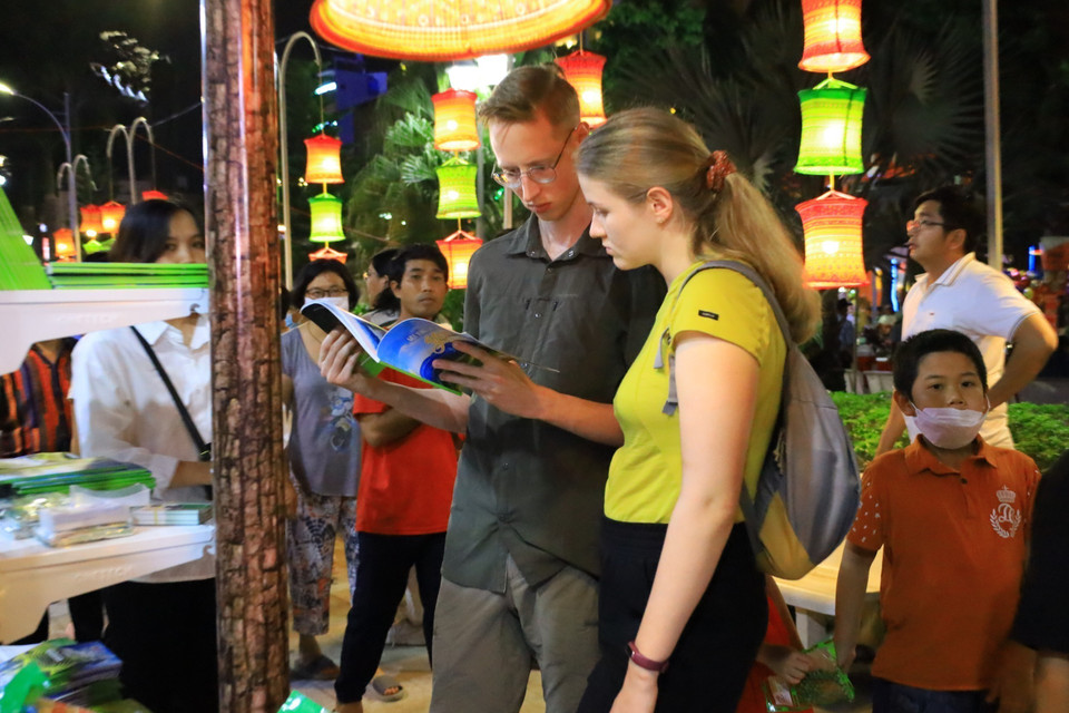 Khách quốc tế tham quan các gian hàng giới thiệu sản phẩm du lịch. (Ảnh: Ánh Tuyết/TTXVN)