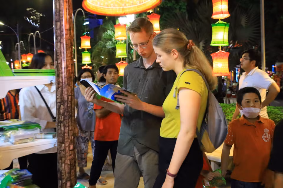 Khách quốc tế tham quan các gian hàng giới thiệu sản phẩm du lịch. (Ảnh: Ánh Tuyết/TTXVN)