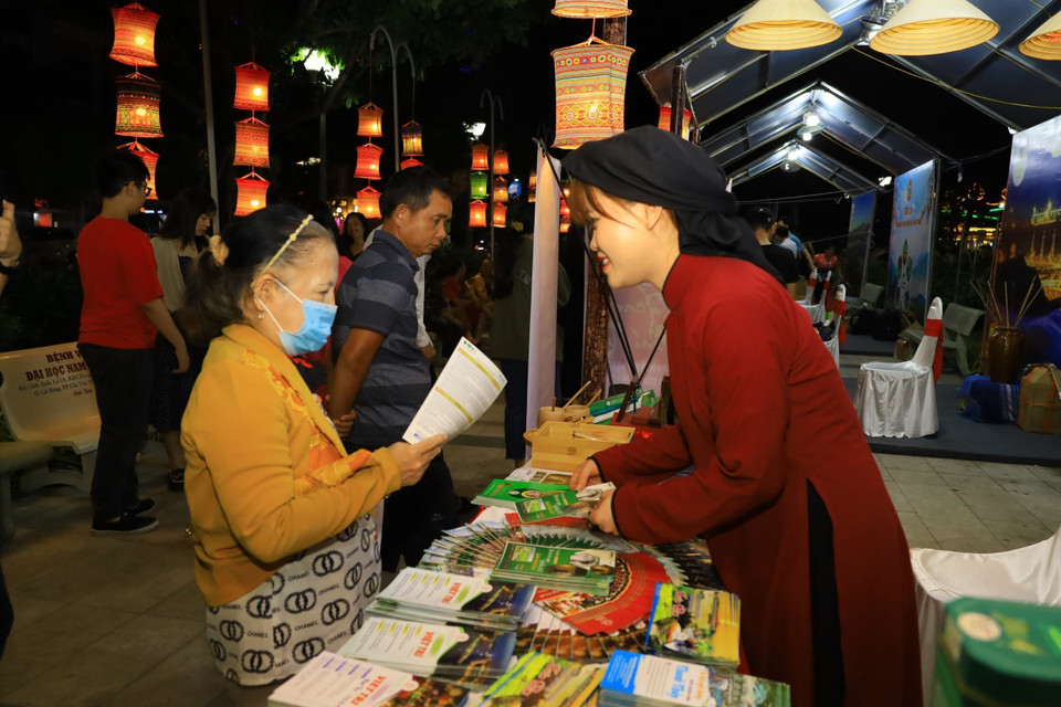 Trưng bày và giới thiệu sản vật Tây Bắc. (Ảnh: Ánh Tuyết/TTXVN)