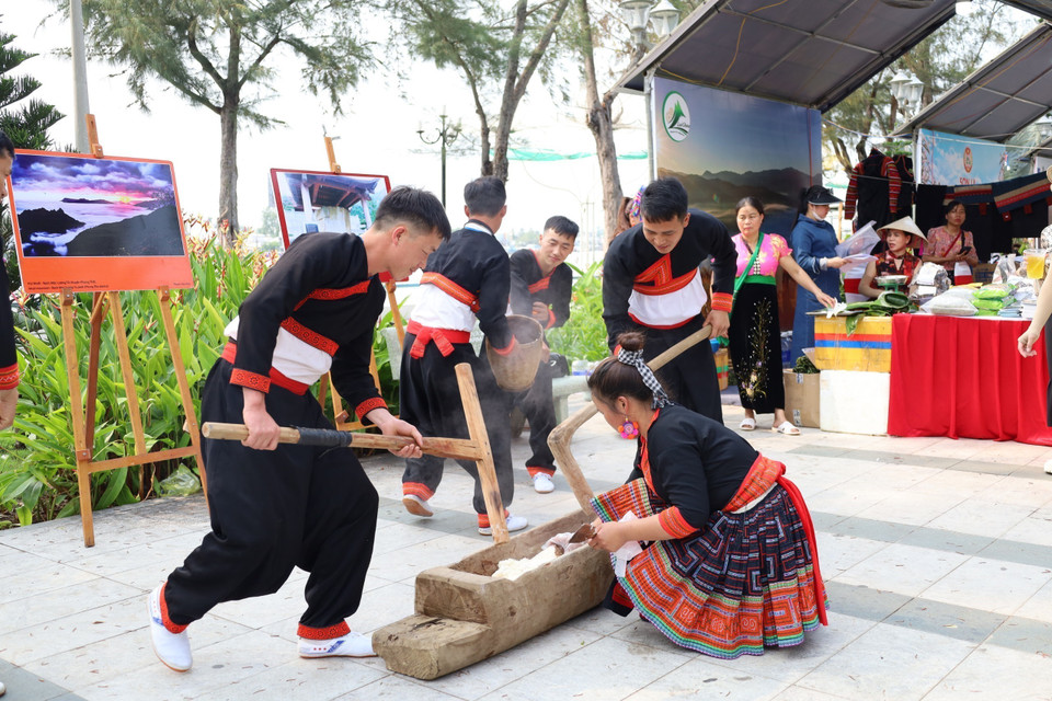 Trình diễn các hoạt động văn hóa đặc sắc của các dân tộc vùng Tây Bắc. (Ảnh: Ánh Tuyết/TTXVN)