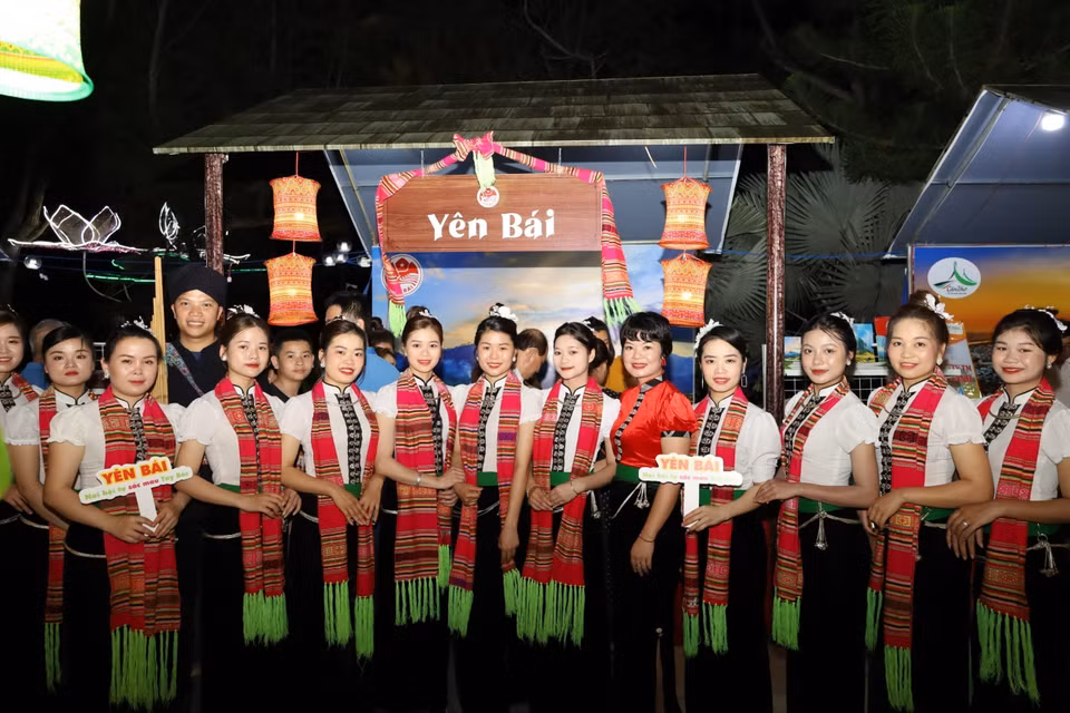 “Tuần Du lịch văn hóa Tây Bắc năm 2023” do 8 tỉnh Tây Bắc mở rộng phối hợp tổ chức, diễn ra từ ngày 8-11/4, tại Công viên Bến Ninh Kiều với rất nhiều hoạt động hấp dẫn, mang đậm hương sắc của khu vực Tây Bắc. (Ảnh: Ánh Tuyết/TTXVN)