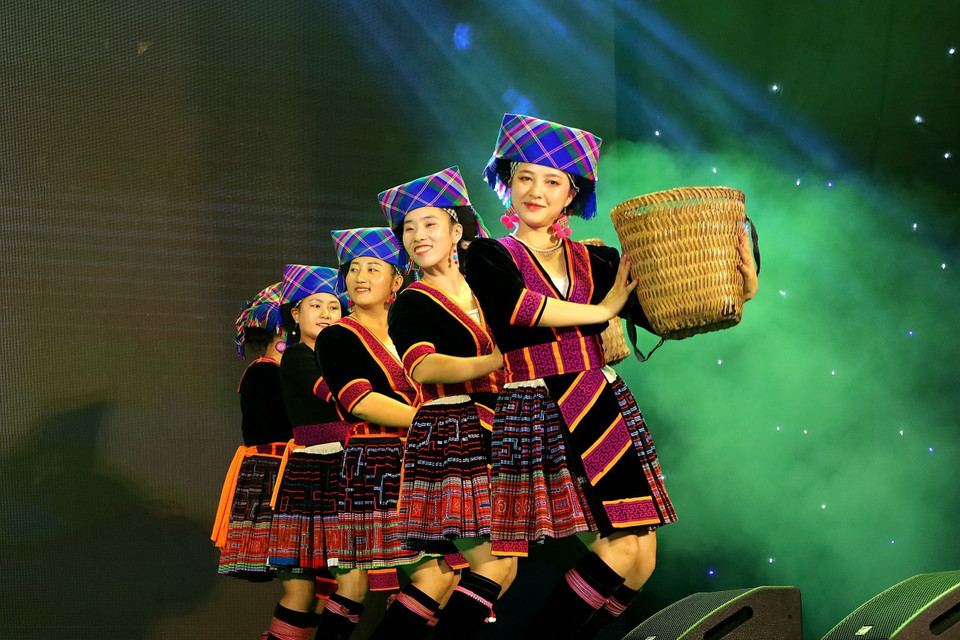 Giao lưu và trình diễn các hoạt động văn hóa đặc sắc của các dân tộc vùng Tây Bắc. (Ảnh: Ánh Tuyết/TTXVN)