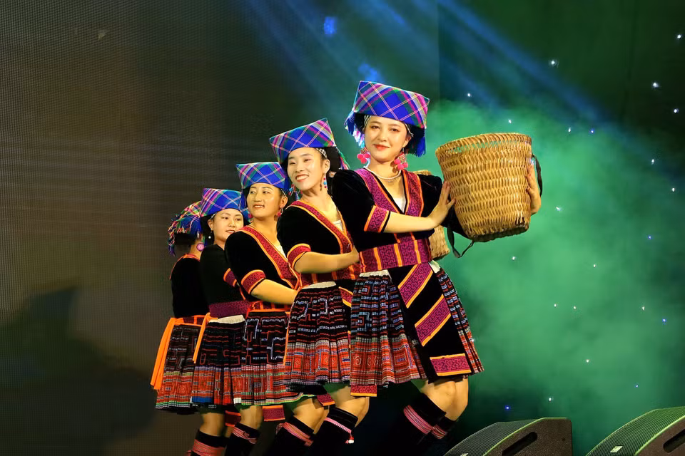 Giao lưu và trình diễn các hoạt động văn hóa đặc sắc của các dân tộc vùng Tây Bắc. (Ảnh: Ánh Tuyết/TTXVN)