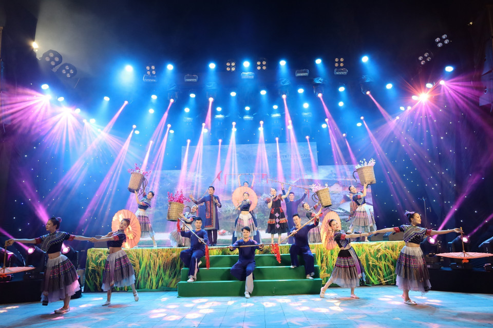 Ngày 9/4/2023, tại Cần Thơ, nhóm hợp tác 8 tỉnh Tây Bắc mở rộng tổ chức Hội nghị xúc tiến, quảng bá du lịch. Hội nghị là diễn đàn giới thiệu, kết nối du lịch giữa vùng Tây Bắc và các tỉnh, thành khu vực Đồng bằng sông Cửu Long. Trong ảnh: Giao lưu và trình diễn các hoạt động văn hóa đặc sắc của các dân tộc vùng Tây Bắc. (Ảnh: Ánh Tuyết/TTXVN)