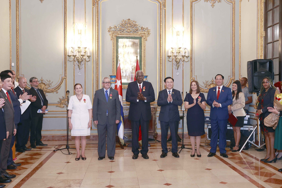 Quang cảnh lễ trao tặng Huân chương. (Ảnh: Doãn Tấn/TTXVN)