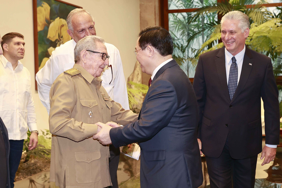 Chủ tịch Quốc hội Vương Đình Huệ với Đại tướng Raul Castro tại buổi hội kiến. (Ảnh: Doãn Tấn/TTXVN)