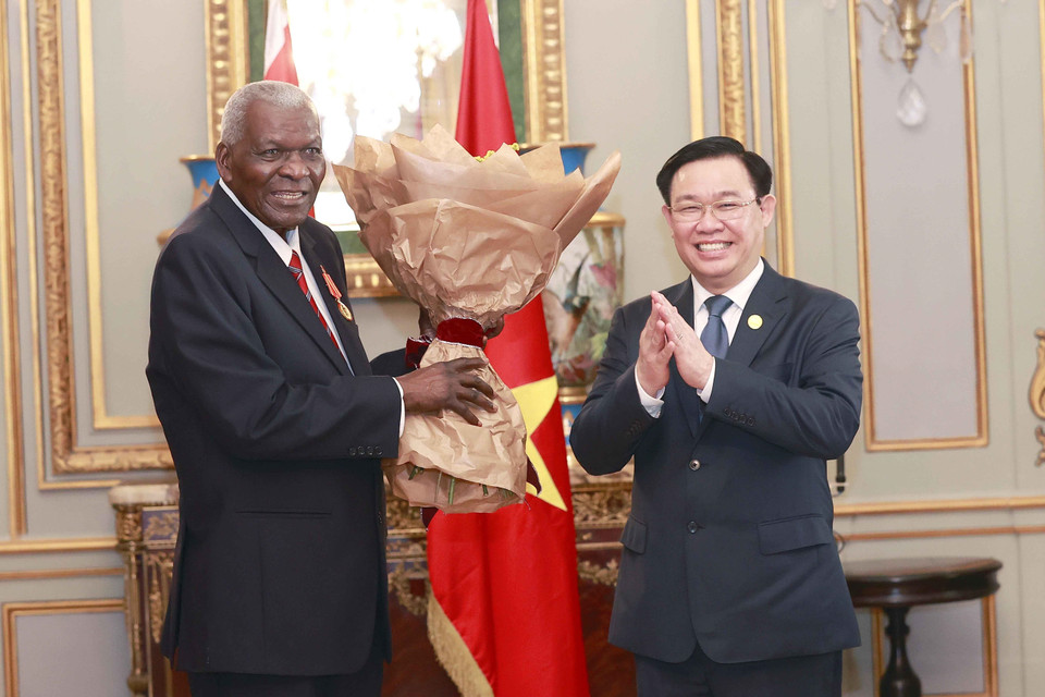 Chủ tịch Quốc hội Vương Đình Huệ tặng hoa chúc mừng Chủ tịch Quốc hội Chính quyền Nhân dân nước Cộng hòa Cuba Esteban Lazo Hernandez. (Ảnh: Doãn Tấn/TTXVN)