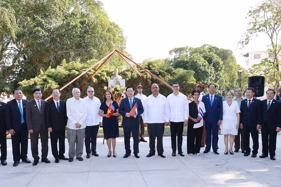 Chủ tịch Quốc hội Vương Đình Huệ và đại biểu chụp ảnh lưu niệm tại buổi lễ. (Ảnh: Doãn Tấn/TTXVN)