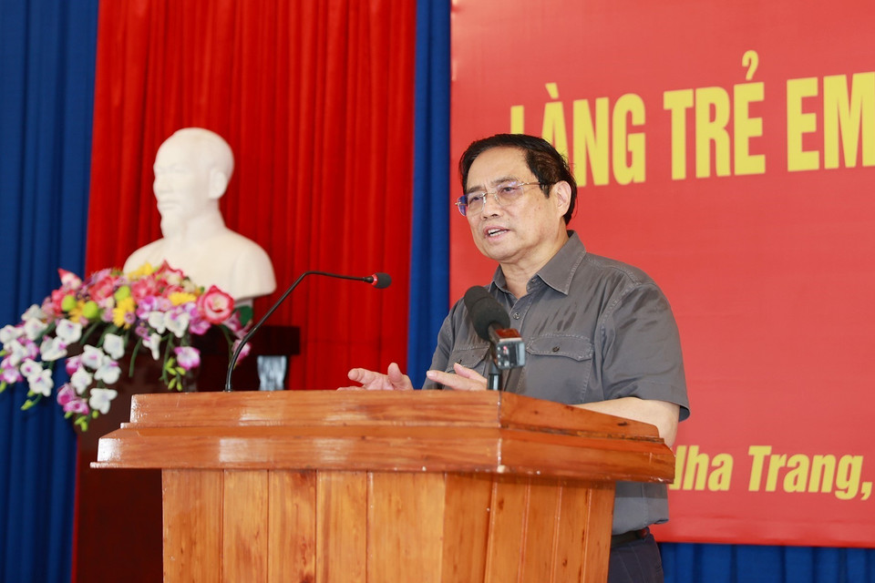  Thủ tướng Phạm Minh Chính động viên trẻ em Làng trẻ em SOS Nha Trang. (Ảnh: Dương Giang/TTXVN)