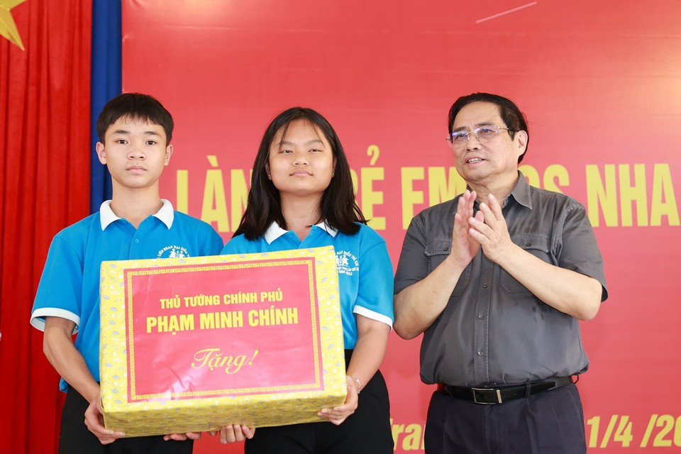  Thủ tướng Phạm Minh Chính tặng quà cho trẻ em Làng trẻ em SOS Nha Trang. (Ảnh: Dương Giang/TTXVN)