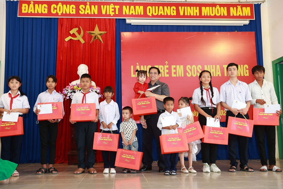 Thủ tướng Phạm Minh Chính tặng quà cho trẻ em Làng trẻ em SOS Nha Trang. (Ảnh: Dương Giang/TTXVN)