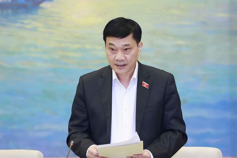 Chủ nhiệm Ủy ban Kinh tế của Quốc hội Vũ Hồng Thanh trình bày Báo cáo thẩm tra về dự án Luật Kinh doanh bất động sản (sửa đổi). (Ảnh: Doãn Tấn/TTXVN)