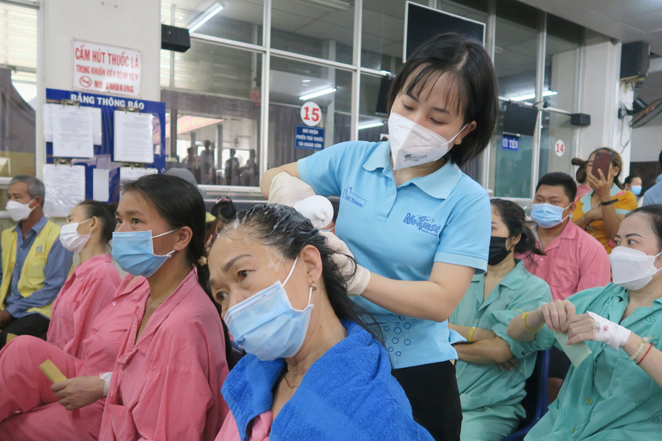 Qua 19 lần tổ chức, Chương trình “Chủ nhật chia sẻ yêu thương” đã phục vụ cắt tóc, gội đầu miễn phí cho 3.973 lượt người bệnh, thân nhân. (Ảnh: Đinh Hằng/TTXVN)