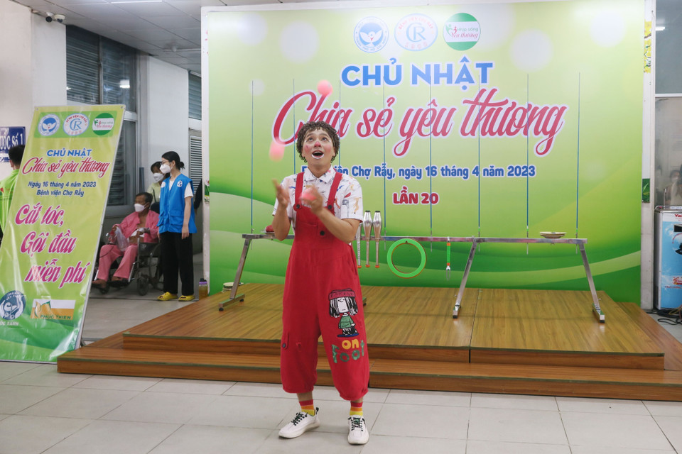 Biểu diễn xiếc tại Chương trình “Chủ nhật chia sẻ yêu thương.” (Ảnh: Đinh Hằng/TTXVN)