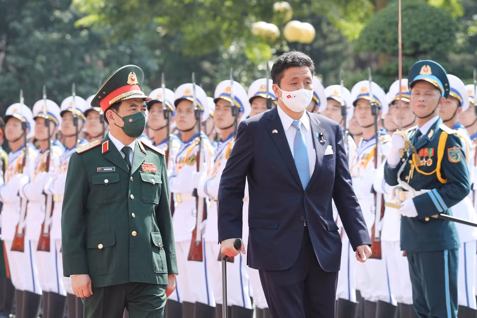 Đại tướng, Bộ trưởng Quốc phòng Phan Văn Giang và Bộ trưởng Quốc phòng Nhật Bản Kishi Nobuo duyệt đội Danh dự Quân đội Nhân dân Việt Nam tại lễ đón. (Ảnh: Trọng Đức/TTXVN)