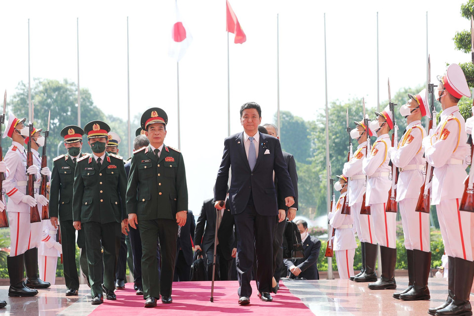 Đại tướng, Bộ trưởng Quốc phòng Phan Văn Giang đón Bộ trưởng Quốc phòng Nhật Bản Kishi Nobuo. (Ảnh: Trọng Đức/TTXVN)