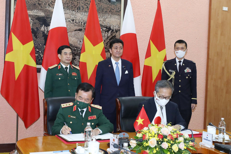 Đại tướng, Bộ trưởng Quốc phòng Phan Văn Giang và Bộ trưởng Quốc phòng Nhật Bản Kishi Nobuo chứng kiến lễ ký hợp tác giữa Bộ quốc phòng hai nước. (Ảnh: Trọng Đức/TTXVN)