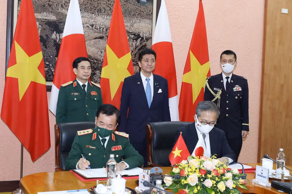 Đại tướng, Bộ trưởng Quốc phòng Phan Văn Giang và Bộ trưởng Quốc phòng Nhật Bản Kishi Nobuo chứng kiến lễ ký hợp tác giữa Bộ quốc phòng hai nước. (Ảnh: Trọng Đức/TTXVN)
