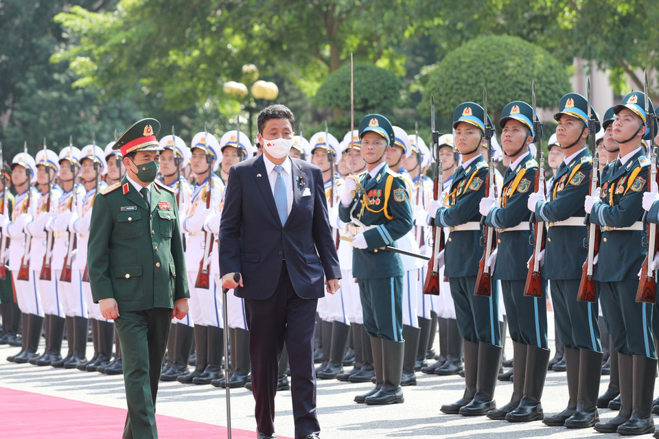 Đại tướng, Bộ trưởng Quốc phòng Phan Văn Giang và Bộ trưởng Quốc phòng Nhật Bản Kishi Nobuo duyệt đội Danh dự Quân đội Nhân dân Việt Nam tại lễ đón. (Ảnh: Trọng Đức/TTXVN)