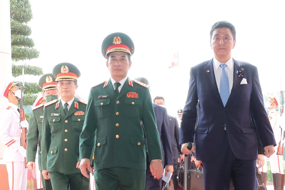 Đại tướng, Bộ trưởng Quốc phòng Phan Văn Giang đón Bộ trưởng Quốc phòng Nhật Bản Kishi Nobuo. (Ảnh: Trọng Đức/TTXVN)