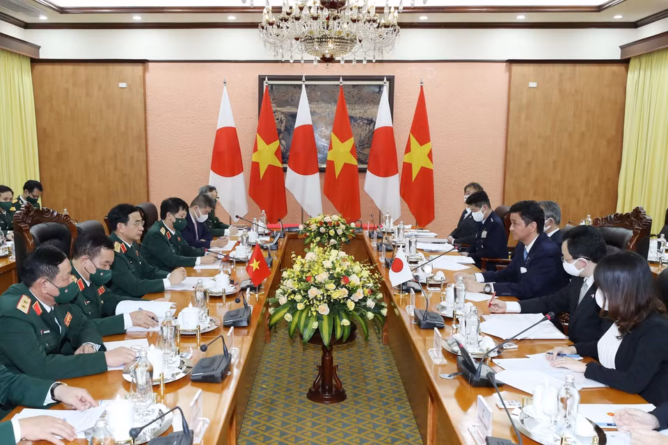 Đại tướng, Bộ trưởng Quốc phòng Phan Văn Giang và Bộ trưởng Quốc phòng Nhật Bản Kishi Nobuo hội đàm. (Ảnh: Trọng Đức/TTXVN)
