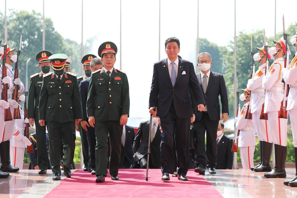 Đại tướng, Bộ trưởng Quốc phòng Phan Văn Giang đón Bộ trưởng Quốc phòng Nhật Bản Kishi Nobuo. (Ảnh: Trọng Đức/TTXVN)