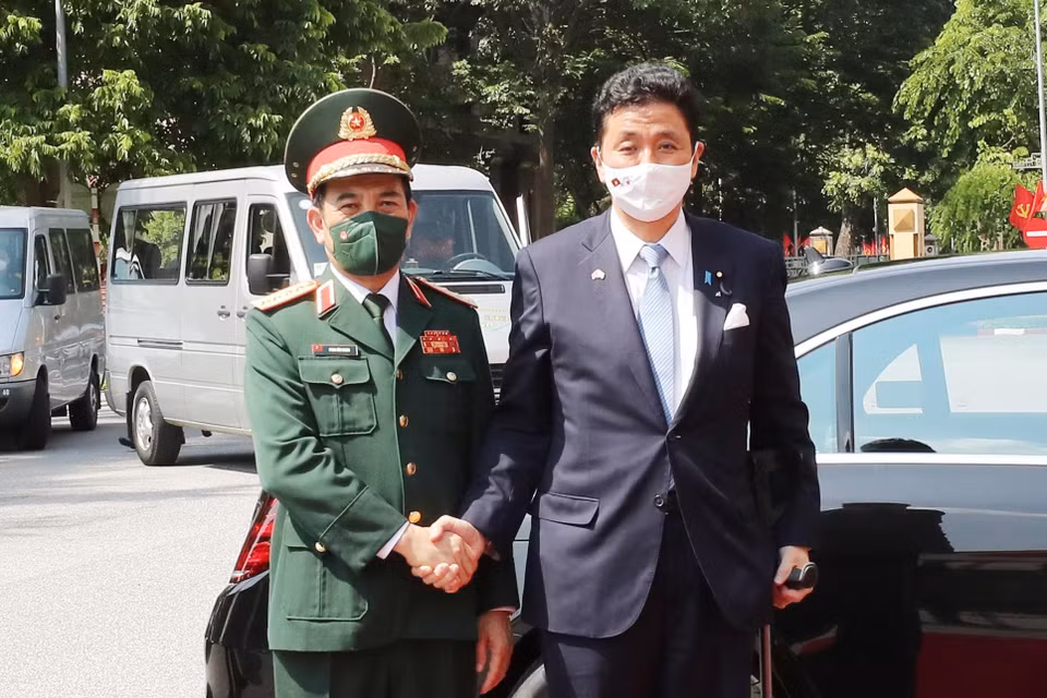 Đại tướng, Bộ trưởng Quốc phòng Phan Văn Giang đón Bộ trưởng Quốc phòng Nhật Bản Kishi Nobuo. (Ảnh: Trọng Đức/TTXVN)