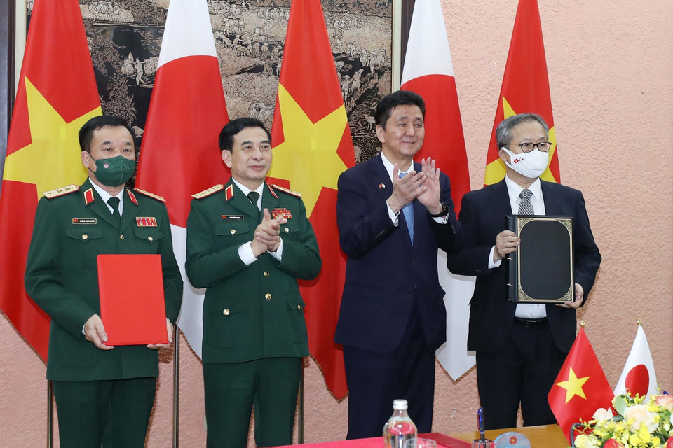 Đại tướng, Bộ trưởng Quốc phòng Phan Văn Giang và Bộ trưởng Quốc phòng Nhật Bản Kishi Nobuo chứng kiến lễ ký hợp tác giữa Bộ quốc phòng hai nước. (Ảnh: Trọng Đức/TTXVN)